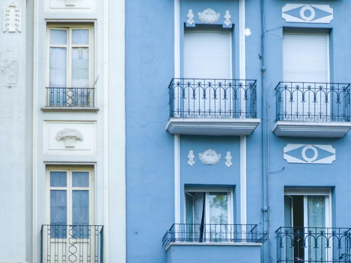 Altbau Gebäude blau mit Balkon