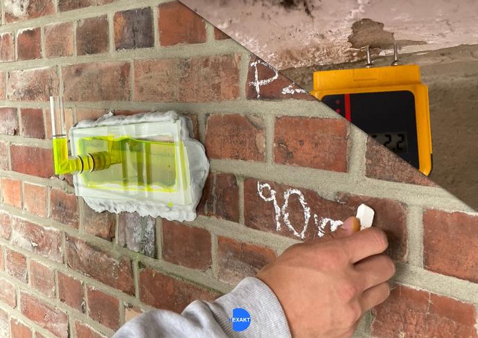 Wasserdurchlassprüfung und Feuchtigkeitsmessung an einer Gebäudefassade